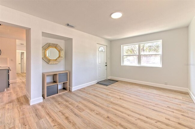 2002 E Hanna Ave in Tampa, FL - Building Photo - Building Photo