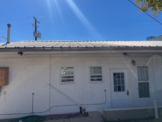 property at 1105 E 6th St