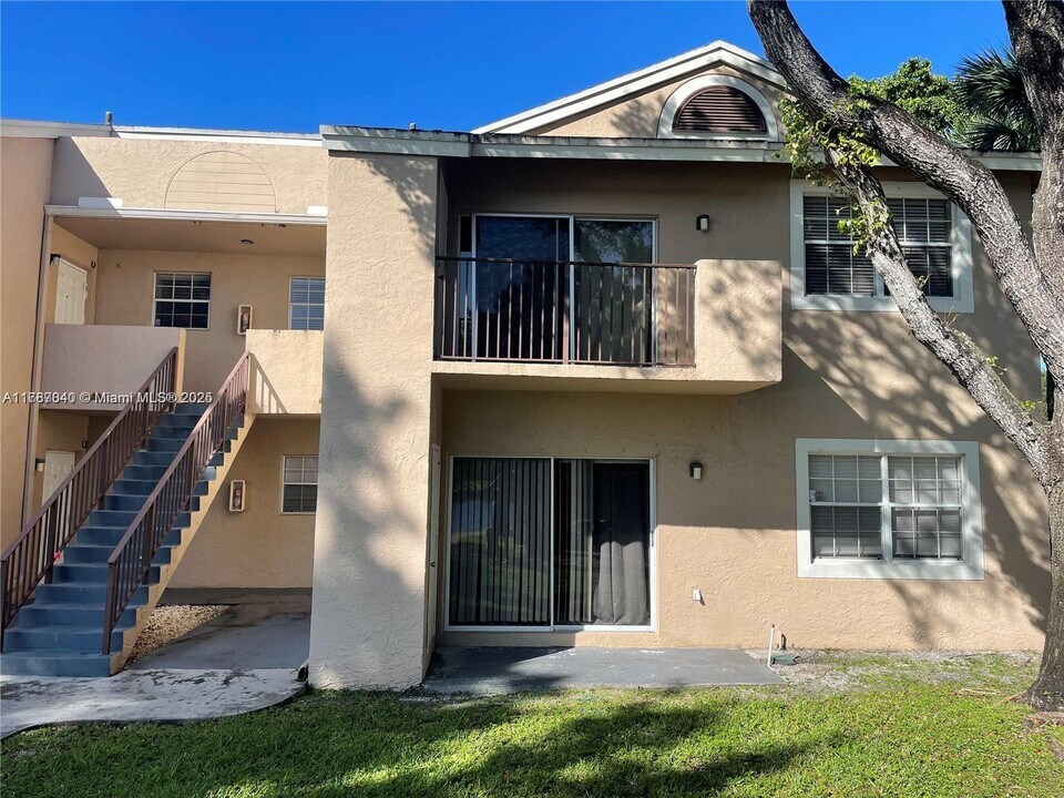 2421 NW 96th Terrace in Pembroke Pines, FL - Building Photo