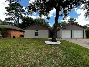 6223 Brookgate Dr in Spring, TX - Foto de edificio - Building Photo