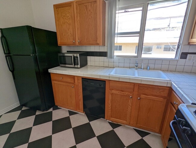 1331 N Poinsettia Pl in Los Angeles, CA - Building Photo - Building Photo