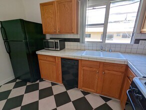 1331 N Poinsettia Pl, Unit 8 in Los Angeles, CA - Foto de edificio - Building Photo