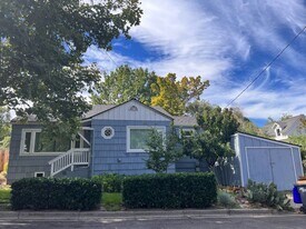 509 Scenic Dr in Ashland, OR - Building Photo