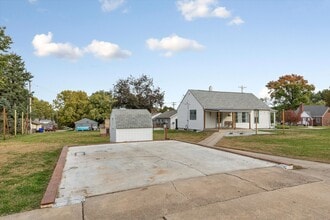 734 S Madison St in Papillion, NE - Building Photo - Building Photo