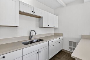 1106-1112-1112 NE 81st Ave in Portland, OR - Building Photo