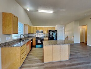 2848 W 2125 S in Syracuse, UT - Foto de edificio - Building Photo
