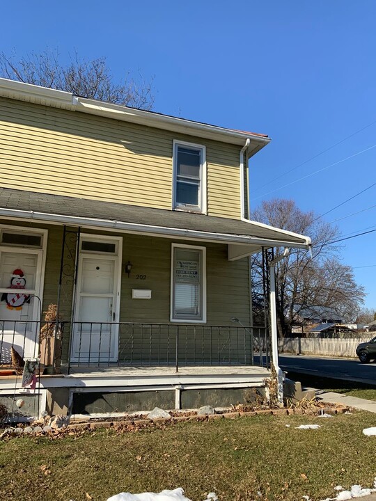 202 S Barbara St in Mount Joy, PA - Building Photo