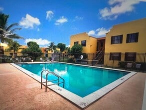 556 NW 114th Ave in Miami, FL - Building Photo - Building Photo
