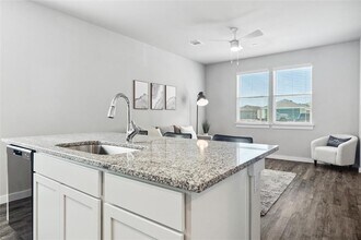 202 Evans St in Hutto, TX - Foto de edificio - Building Photo