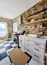 2402 E Webster Pl, Unit 5 in Milwaukee, WI - Building Photo - Building Photo