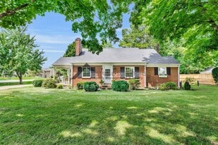 715 Hillsboro Rd in Franklin, TN - Building Photo