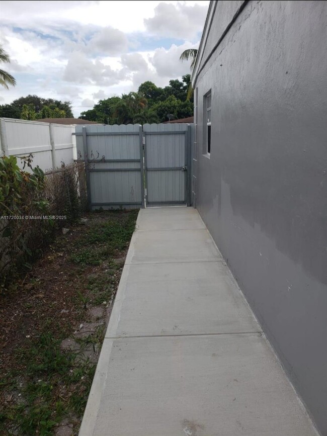 6241 Flagler St in Hollywood, FL - Building Photo - Building Photo