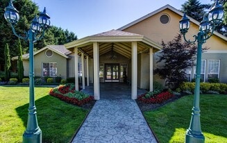 Commons at Avalon Park Apartments in Tigard, OR - Building Photo