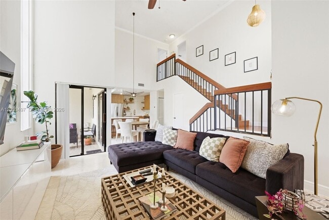 327 Ives Dairy Rd in Miami, FL - Building Photo - Building Photo