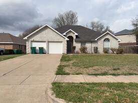 317 Oak Meadow Ln in Cedar Hill, TX - Building Photo