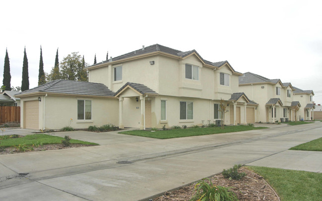 556 Vermont Ave in Turlock, CA - Foto de edificio - Building Photo