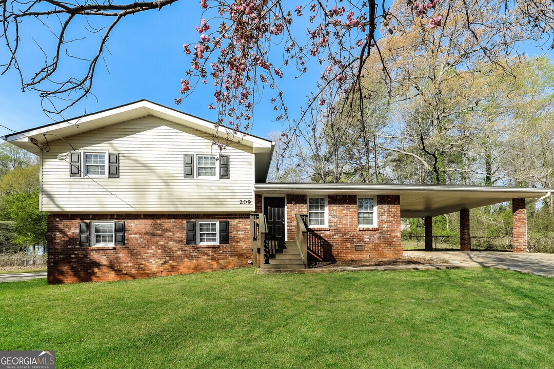 209 Lucan Ct in Riverdale, GA - Building Photo