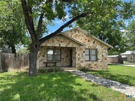 237 E Garza St in New Braunfels, TX - Building Photo