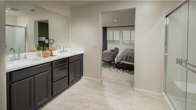 1272 Arriaga Way in Woodland, CA - Foto de edificio - Building Photo