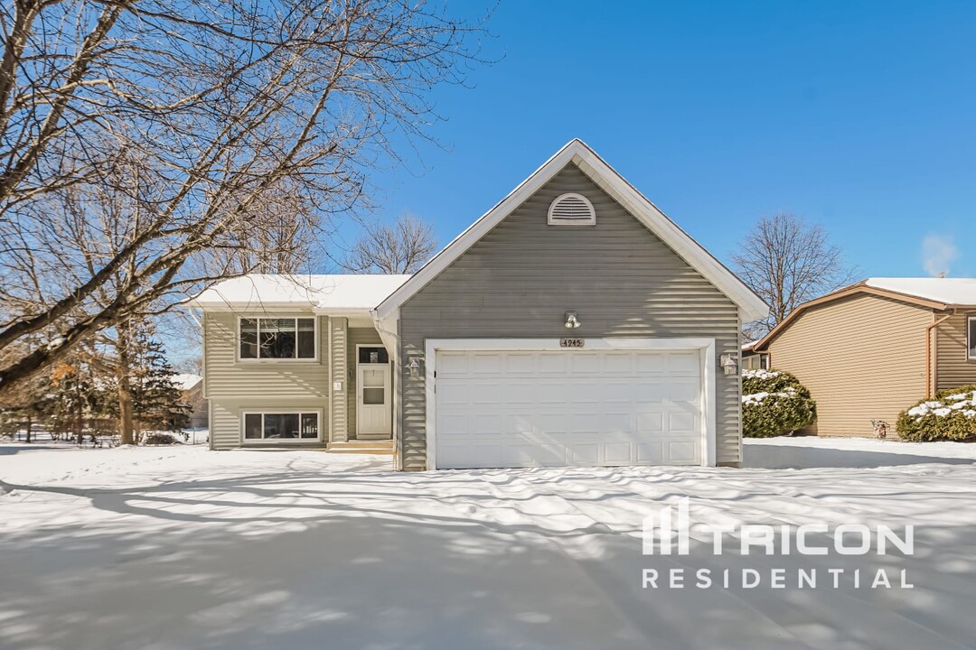 4945 Georgia Ln in White Bear Lake, MN - Building Photo