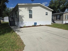 7082 Greenbrier Village Dr in Lakeland, FL - Building Photo