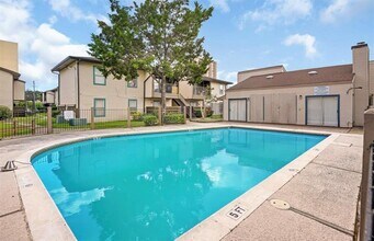 6161 Reims Rd in Houston, TX - Building Photo - Building Photo