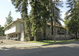 The Robinwood Apartments in Fresno, CA - Building Photo - Building Photo