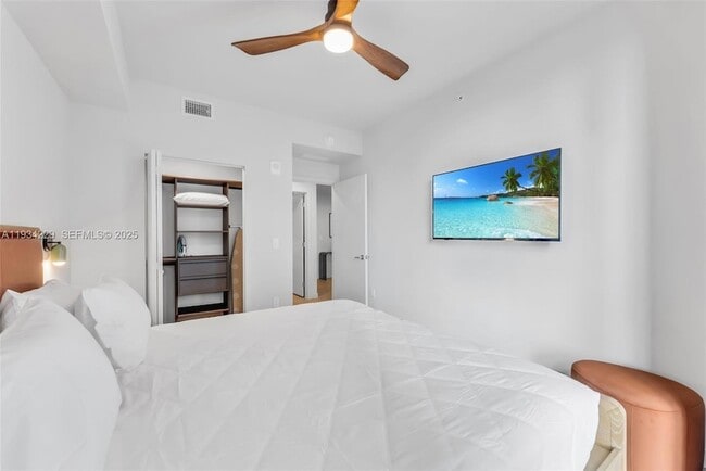 11 NE 6th St, Unit 2403 in Miami, FL - Foto de edificio - Building Photo