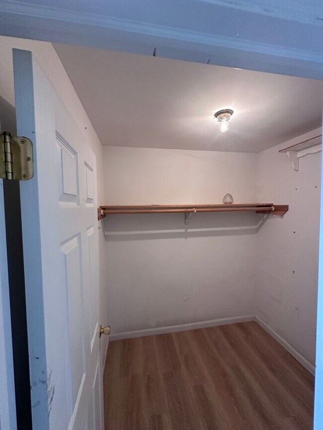 2 Concord Dr in Holtsville, NY - Foto de edificio - Building Photo