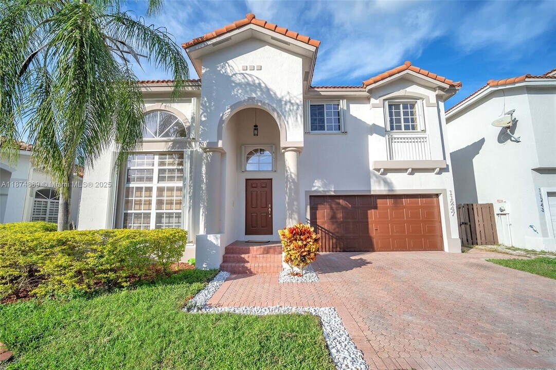 11247 NW 58th Terrace in Doral, FL - Building Photo