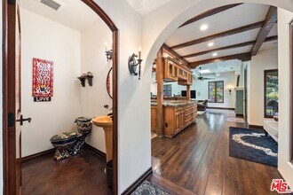 12205 Viewcrest Rd in Los Angeles, CA - Building Photo - Building Photo