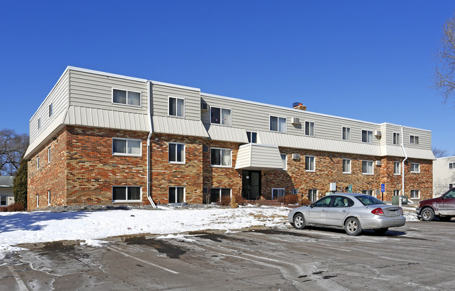 Newport Ponds Apartments in Newport, MN - Foto de edificio - Building Photo