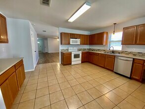 8014 Stowe Springs Ln in Arlington, TX - Building Photo - Building Photo