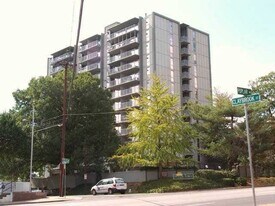 1271 Poplar Ave in Memphis, TN - Building Photo