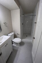 12334 Sand Point Way NE in Seattle, WA - Foto de edificio - Building Photo