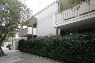 833 Moraga Dr in Los Angeles, CA - Building Photo - Building Photo