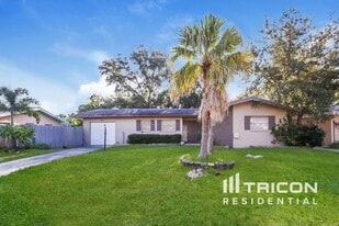 2027 Dunston Cove Rd in Clearwater, FL - Building Photo