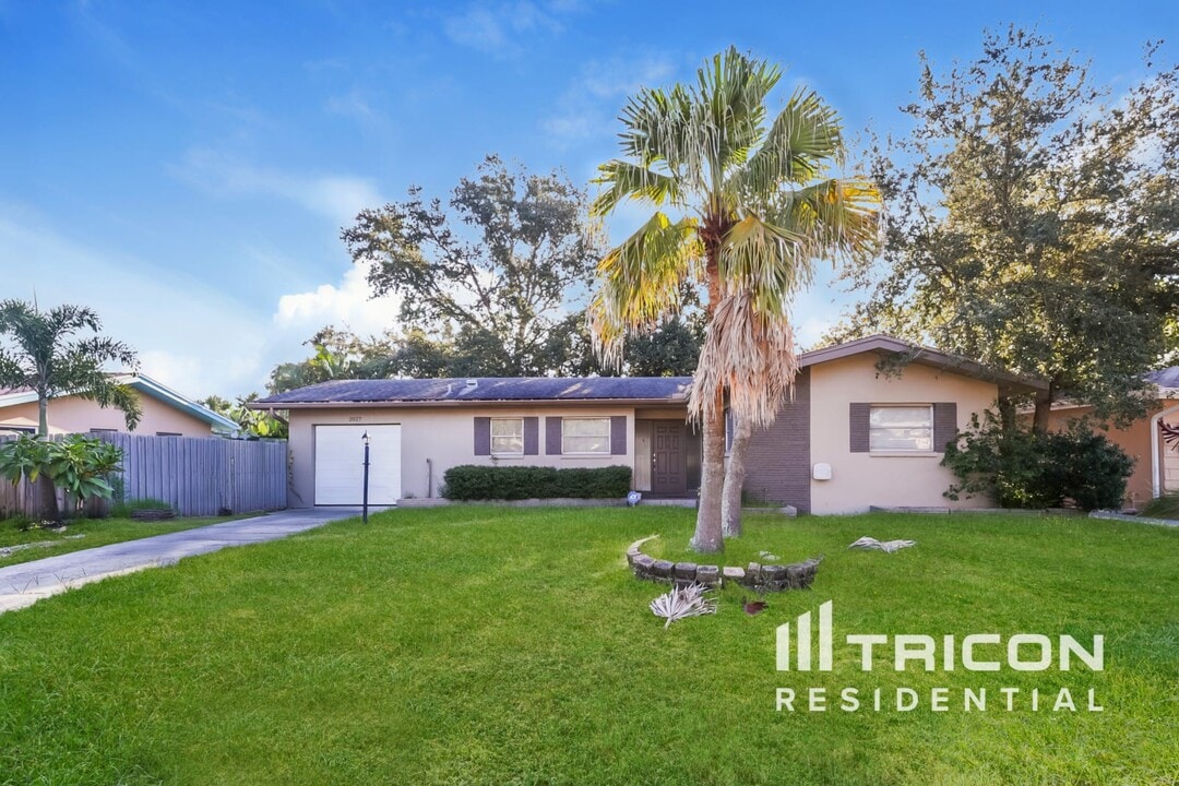 2027 Dunston Cove Rd in Clearwater, FL - Building Photo