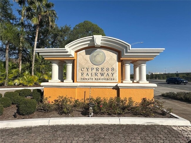 5463 Vineland Rd in Orlando, FL - Building Photo - Building Photo