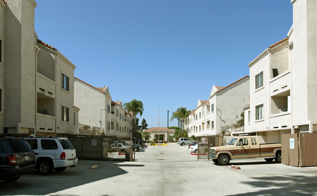 Sunset Plaza Apartments in Anaheim, CA - Building Photo - Building Photo