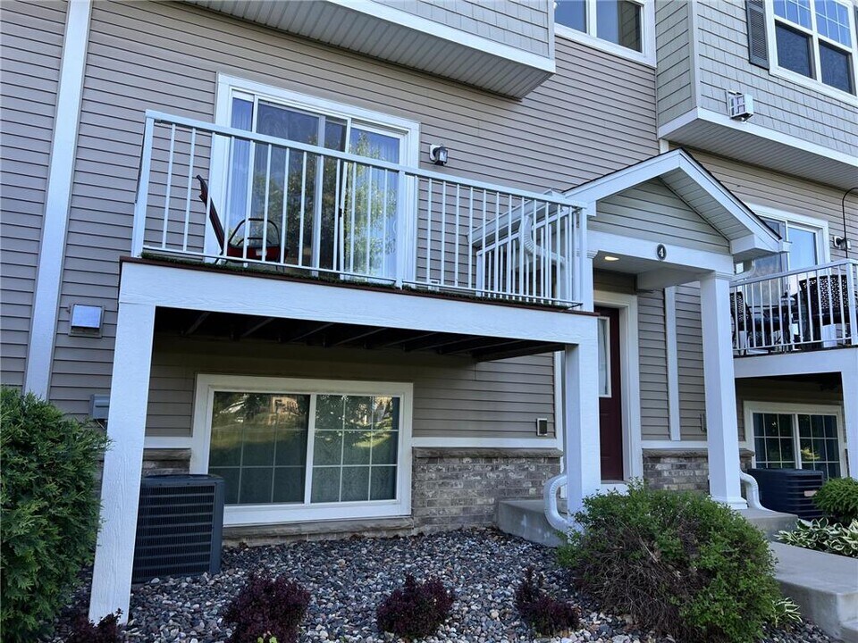 1800 Plymouth Ln in Chanhassen, MN - Building Photo