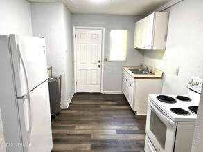1049 Glencarin St in Jacksonville, FL - Building Photo - Building Photo