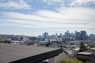 Aqua Terrazza Apartments in Seattle, WA - Foto de edificio - Building Photo