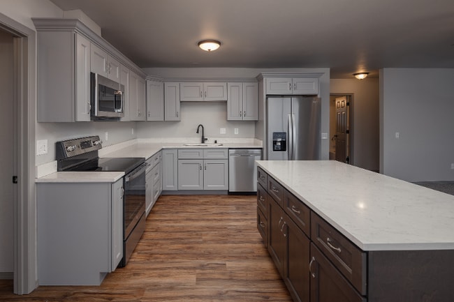 530 S Lake St in Wasilla, AK - Building Photo - Building Photo