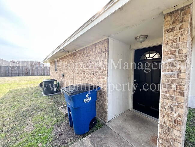 1303 Old Bardwell Rd in Ennis, TX - Building Photo - Building Photo