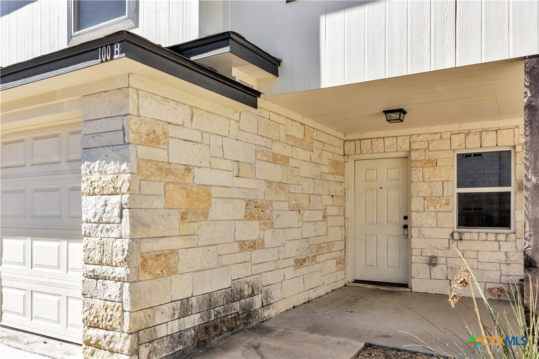 100 Sandstone Dr in Jarrell, TX - Building Photo