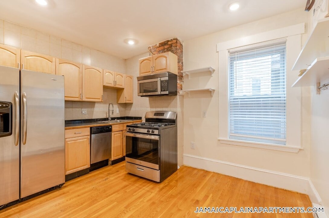 126 Day St in Boston, MA - Building Photo