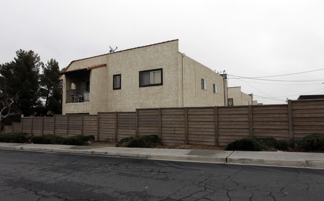 616 E Virginia Way in Barstow, CA - Foto de edificio - Building Photo