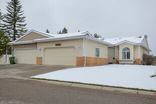 Fairways Villas in Calgary, AB - Building Photo