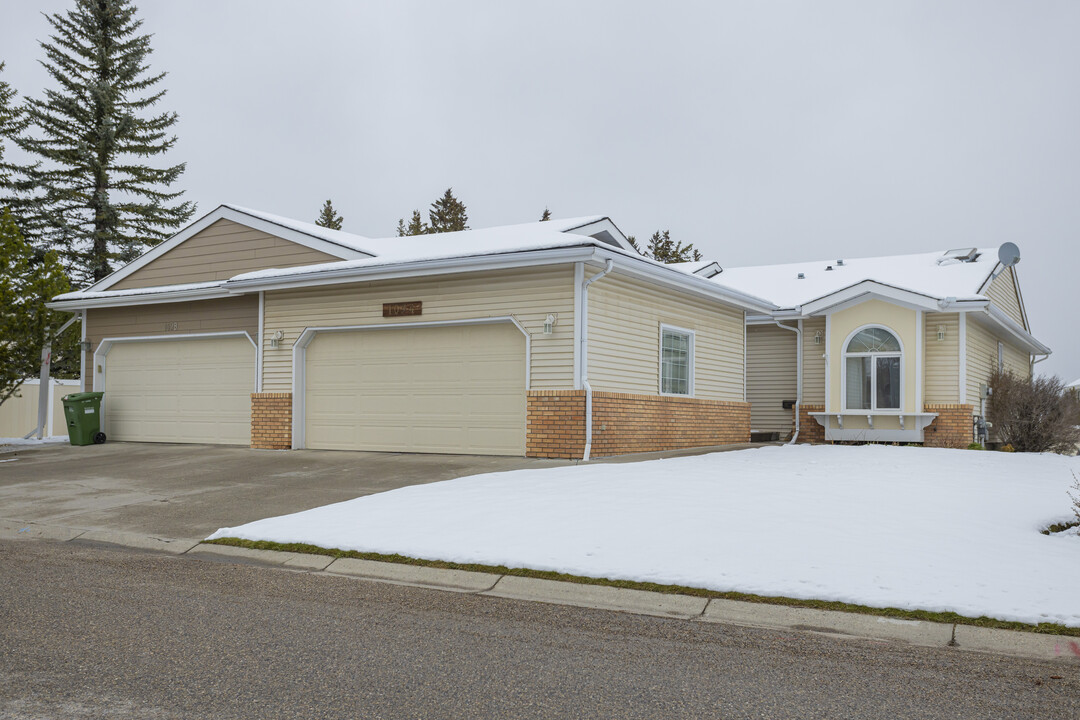 Fairways Villas in Calgary, AB - Building Photo